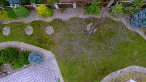 Okrasná zahrada bez přerostlých trávníků