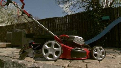 Jarní sekání trávy