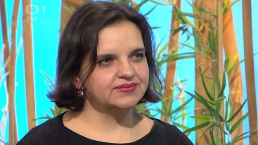 Budoucí děkanka FFUK Mgr. Eva Lehečková a gestikulace