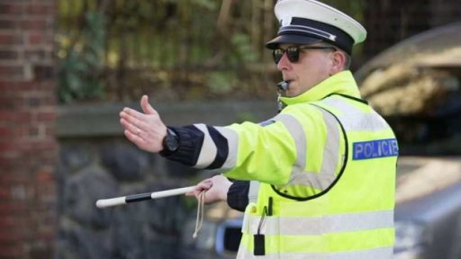 Pokyny policisty při řízení křižovatky