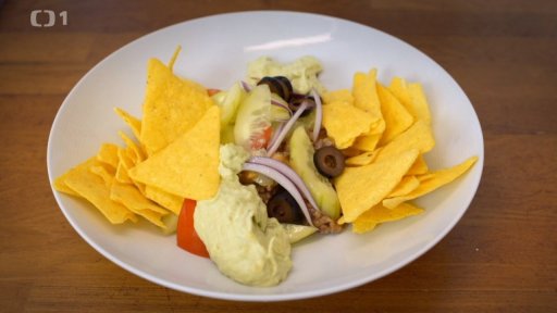 Hovězí s fazolemi, zeleninovým salátem, avokádovým dipem a nachos