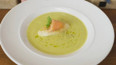 Zeleninový krém s toustem, uzeným lososem a lanýžovým olejem