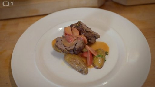 Pečená jehněčí kýta s brambůrkami a jahodovou omáčkou