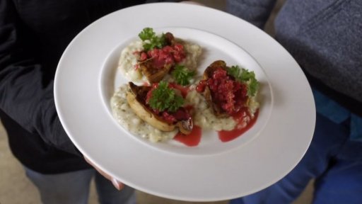 Steak z pýchavky obrovské s nastavovanou kaší a rybízovou omáčkou