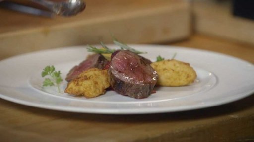 Jelení hřbet s bramborovými dolfi a cibulovým zelím