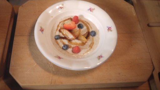 Pohanková kaše s karamelizovanými hruškami, kokosem, ořechy a ovocema