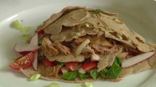 Celozrnná tortilla plněná trhaným masem se zeleninovým salátem