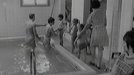 Děti, které umějí dříve plavat než chodit