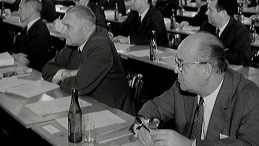 Na zasedání ÚV KSČ přednesl zprávu k mezinárodním otázkám Vasil Biĺak