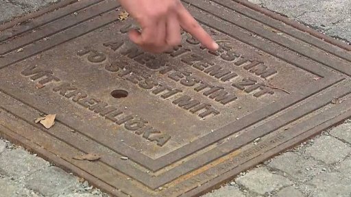 Poklopy kanálů s citáty umělců