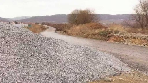 Stavba stezky mezi Drásovem a Čebínem