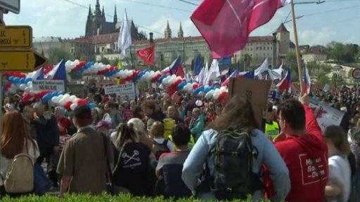 Demonstrace pro i proti potratu