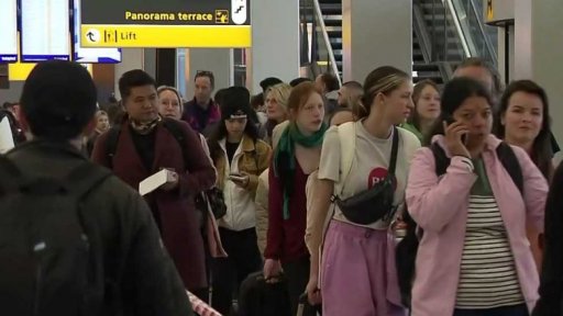 Nápor lidí na letišti Schipnol