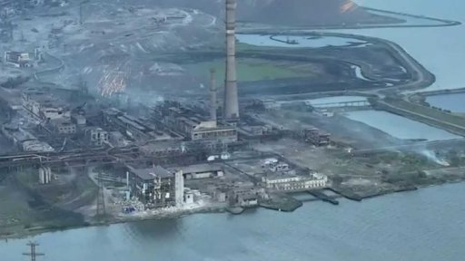 Ocelárny Azovstal opustilo deset autobusů s ukrajinskými vojáky