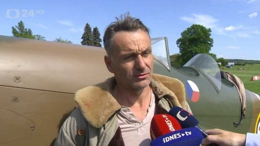 Dřevěný dvojplošník přistál v Podbořanech