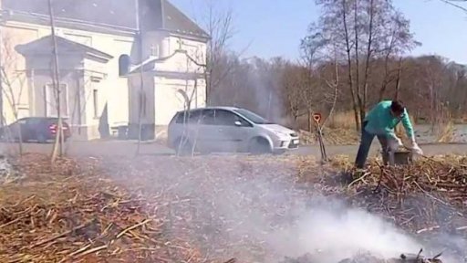 Dobrovolníci uklízí v okolí Šikmého kostela v Karviné