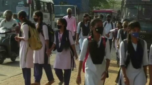 Spor o zákaz nošení šátků v Indii + rozhovor s J. Krejčíkem