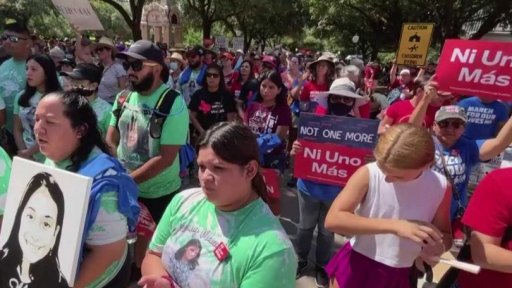 Biden slibuje zákaz prodeje útočných zbraní