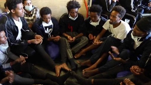 Spor o migranty u italských břehů