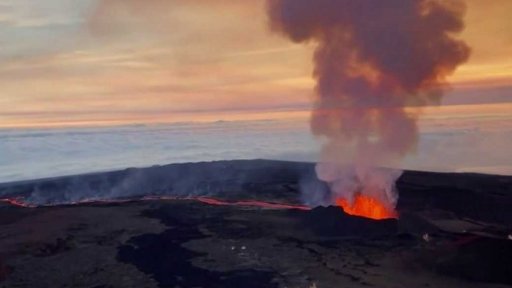 Havajská sopka Mauna Loa už přes týden chrlí lávu