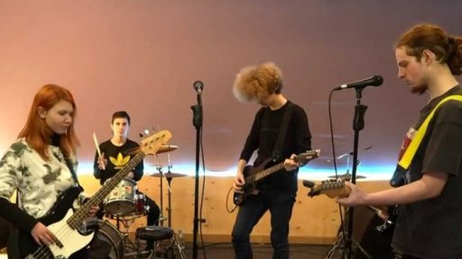 Rockem proti vzpomínkám i válečné hrozbě