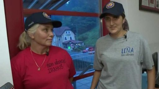 S ohněm v Českém Švýcarsku bojují i hasičky