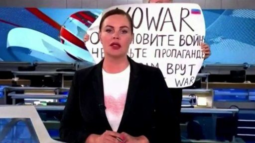 Protest proti válce v živém vysílání ruské státní televize