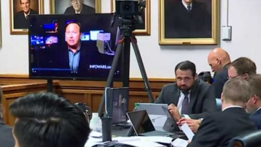 Fake news: rozsudek nad americkým konspiračním teoretikem a střelec z Bratislavy