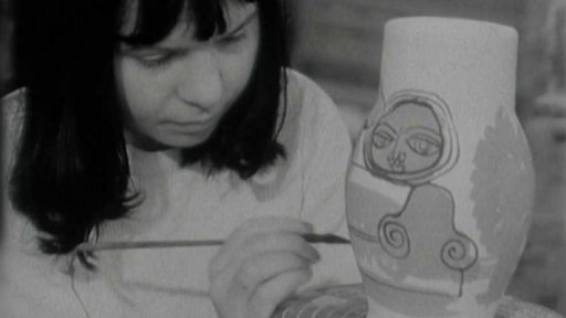 Chodské talíře a další předměty denní potřeby z družstva lidové ker. výroby (1977)