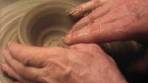 Mistr uměleckých řemesel Egon Werner vyrábí formy na bábovky (1984)