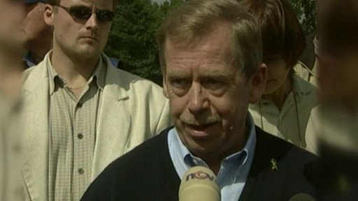 Škody po povodních a návštěva V. Havla v zasažených obcích (2002)