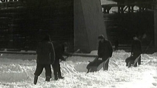 Kruté mrazy ztížily stavební práce (1956)