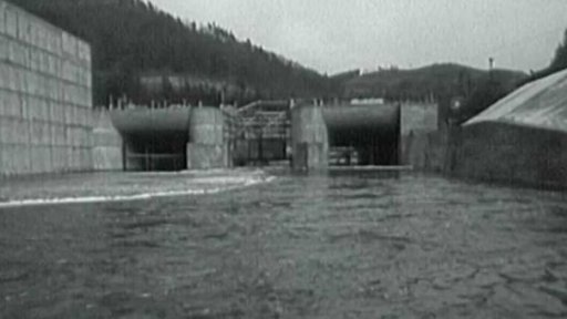 První část přehradní hráze dokončena (1958)