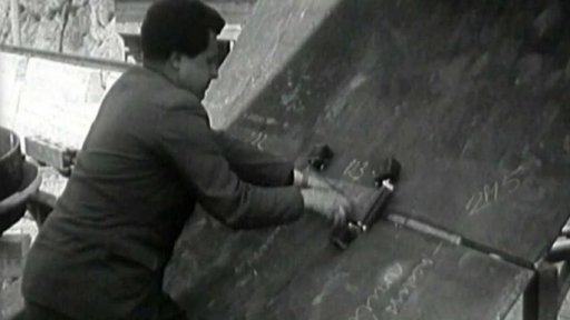 Pracovníci montáží Vítkovických železáren si zařídili dílnu pod širým nebem (1959)