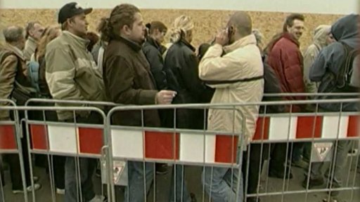 Obrovské fronty při otevření nového nákupního centra v Praze (2002)