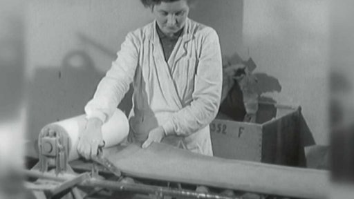 Efektivnější výroba nafukovacích hraček na vodu (1957)