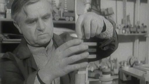 Viktor Fixl tvoří hračky oblíbené i ve světě (1978)