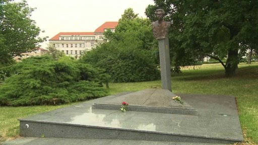 Pamětní deska Miladě