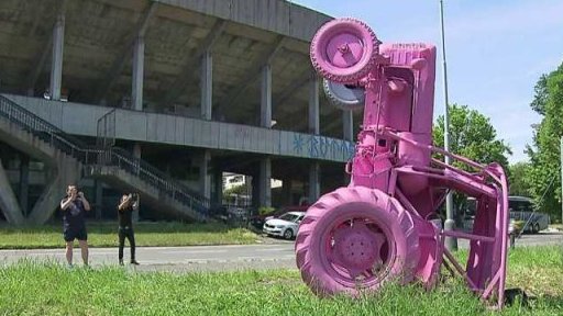 Růžový traktor před Strahovským stadionem