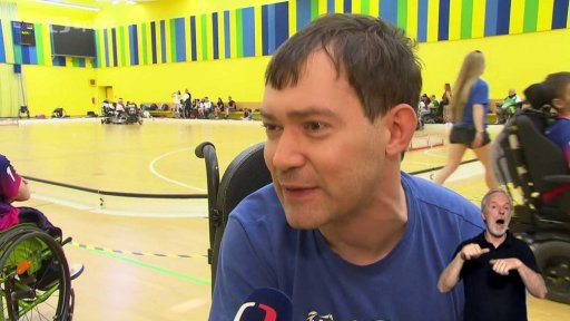 Štíři dál kralují