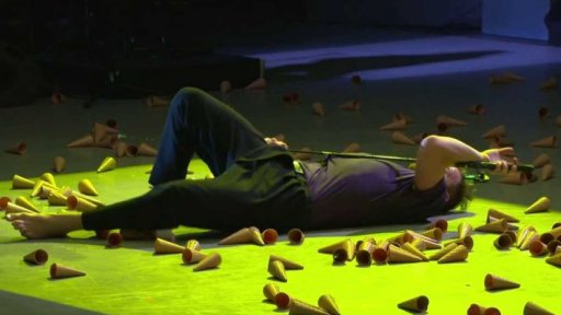 Art týden: taneční inscenace Commander Farmy v jeskyni