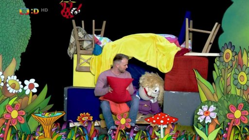 Hary a Tomáš staví bunkr a zpívají: "Mám doma bunkr"