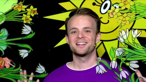 Tomáš a Filip mezi květinami, Tomáš kýchá - je alergik a romantik. Kluci pějí píseň "Jaro"