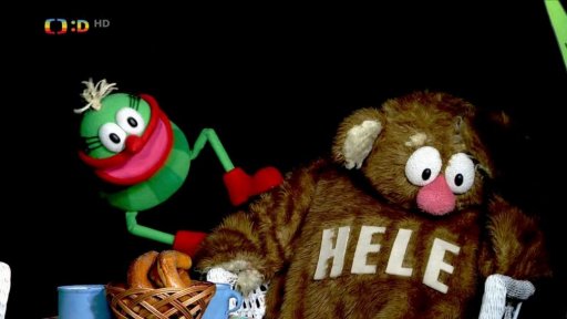 Truchlící Jůheláci s enakonec od Mufa dozvídají, že Velikonoce přece jen budou a dostávají pomlázky.