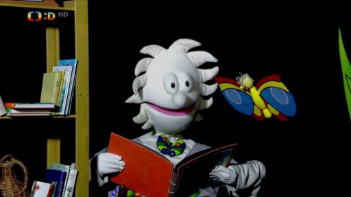 Pip si prohlíží rodinné album.