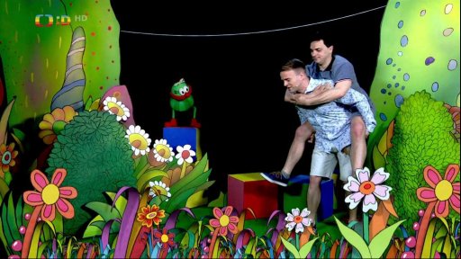 Mufikanti - Tomáš s Filipem kreslí a skládají žirafu