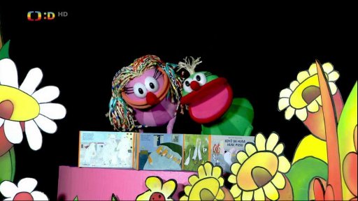 Fámula si čte knihu „Dala husa huse pusu“.