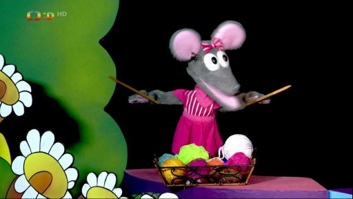 Tryský upletla Tryskáčkovi nový svetr na zimu.