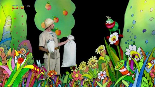 Polapil sklidil jablíčka a Muf by nějaké rád ochutnal.