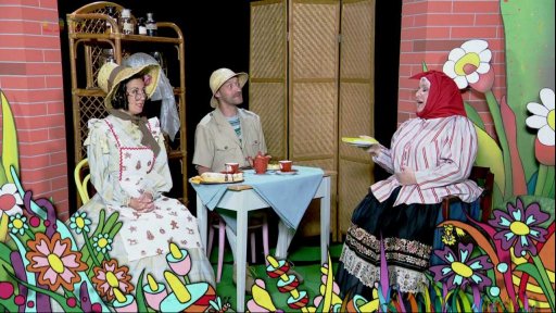 Kouzelná babička věnovala Polapilovi s Pipetou knihu "Jak si žijí mláďata".